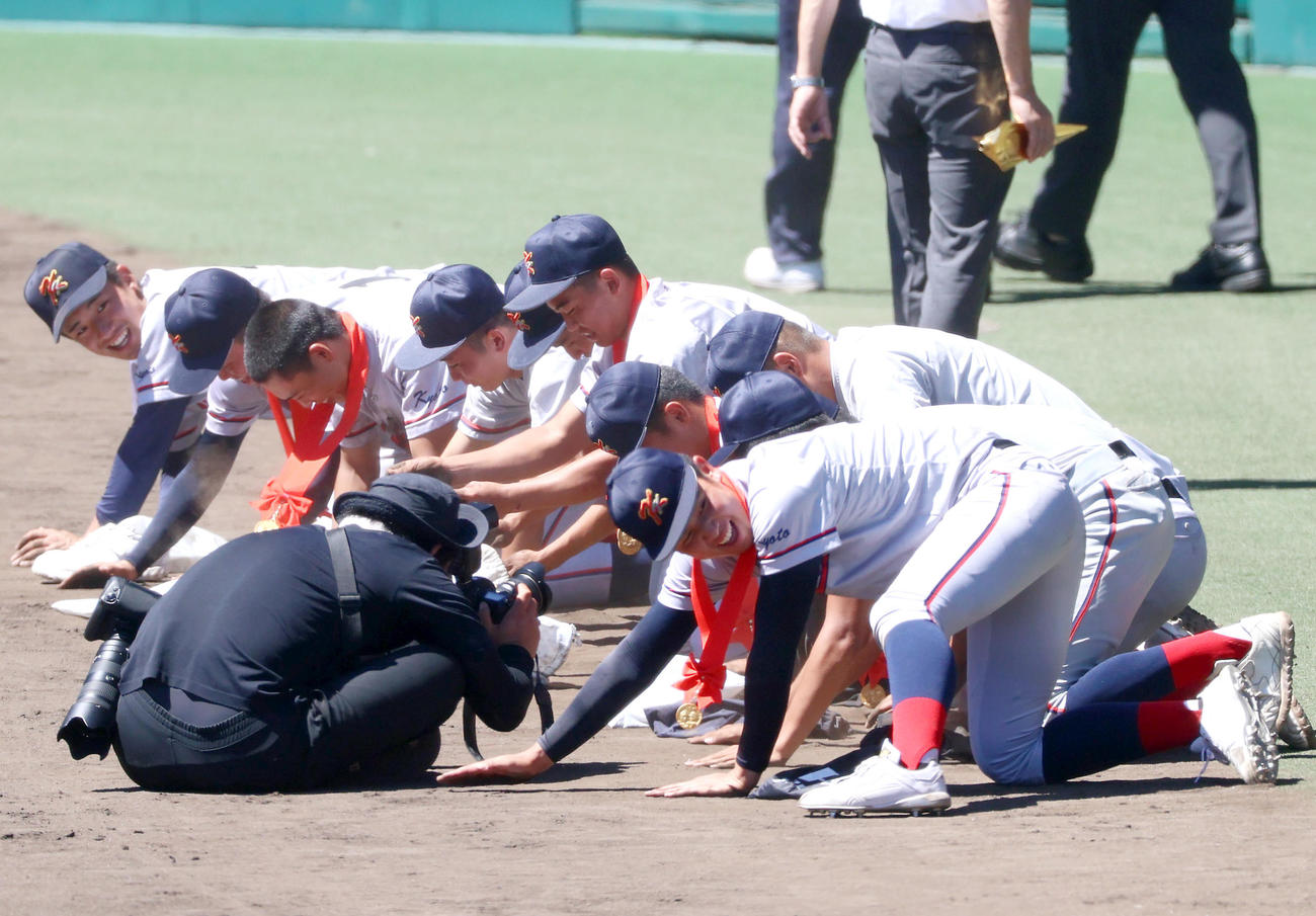 京都国際対関東第一　初優勝し、甲子園の土を笑顔で拾う京都国際の選手ら（撮影・上山淳一）