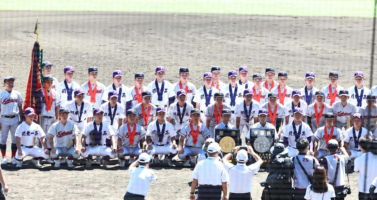京都国際対関東第一　記念撮影をする優勝した京都国際と準優勝の関東第一ナイン（撮影・上田博志）