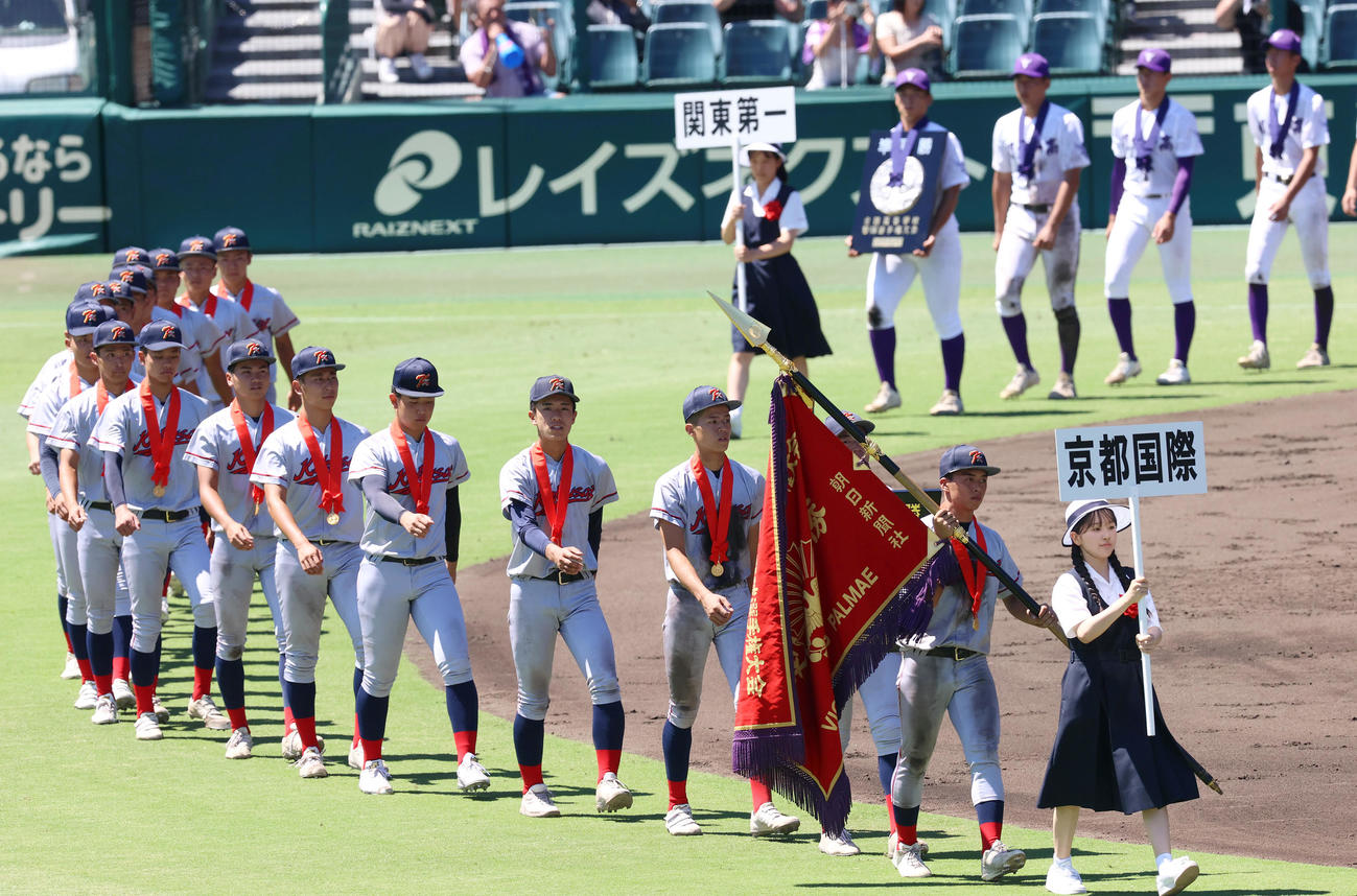 京都国際対関東第一　初優勝し場内を一周する京都国際ナイン（撮影・上山淳一）