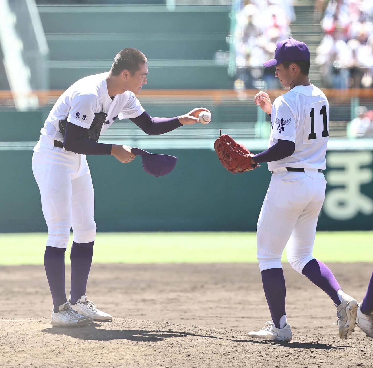 京都国際対関東第一　10回表京都国際無死満塁、関東第一・大後（右）と交代するエース坂井（撮影・上田博志）