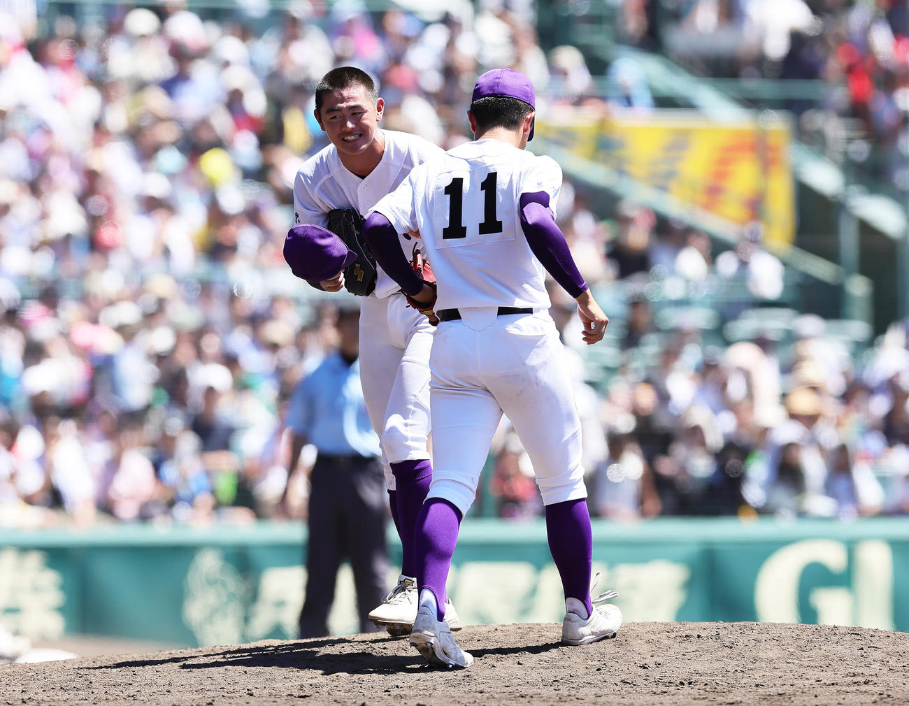 京都国際対関東第一　タイブレークの10回、関東第一・坂井（左）は大後にマウンドをたくす（撮影・足立雅史）