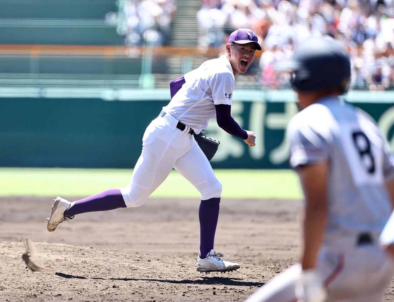 京都国際対関東第一　8回表京都国際2死、沢田から三振を奪い雄たけびを上げる関東第一エース坂井（撮影・上田博志）