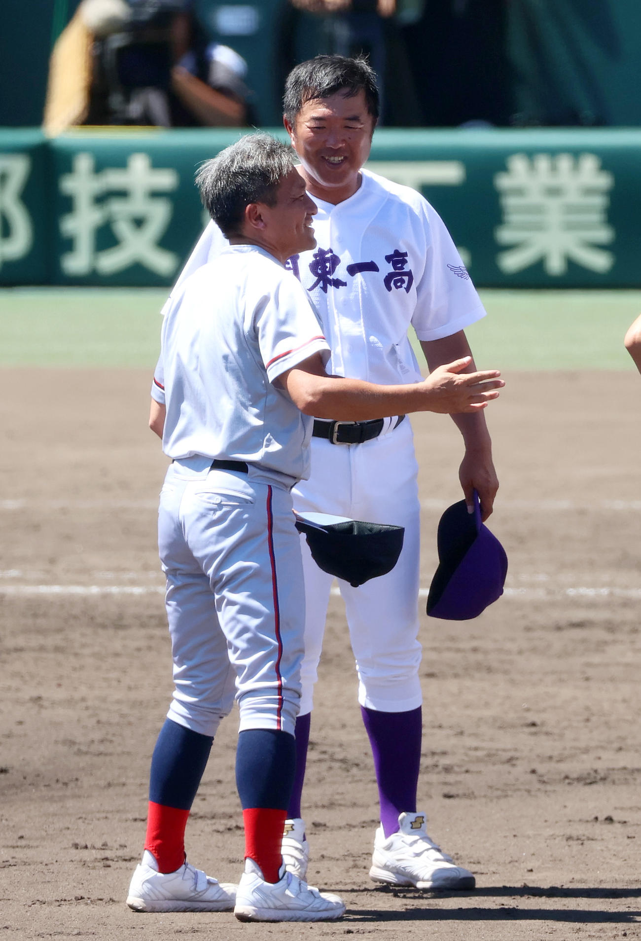 京都国際対関東第一　試合を終え、互いの健闘をたたえ合う関東第一・米沢監督（右）と京都国際・小牧監督（撮影・上山淳一）