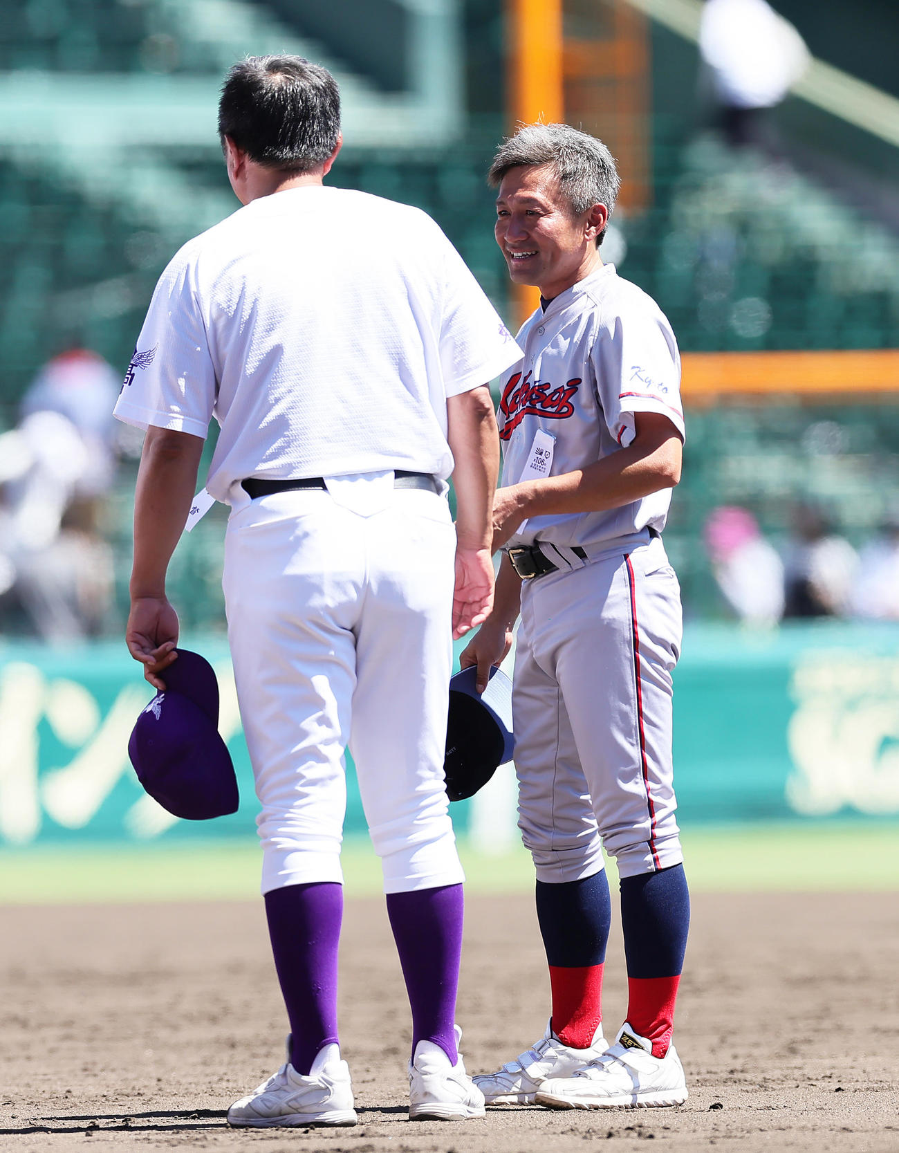 試合後、笑顔で会話を交わす京都国際・小牧監督（右）と関東第一・米沢監督（撮影・足立雅史）