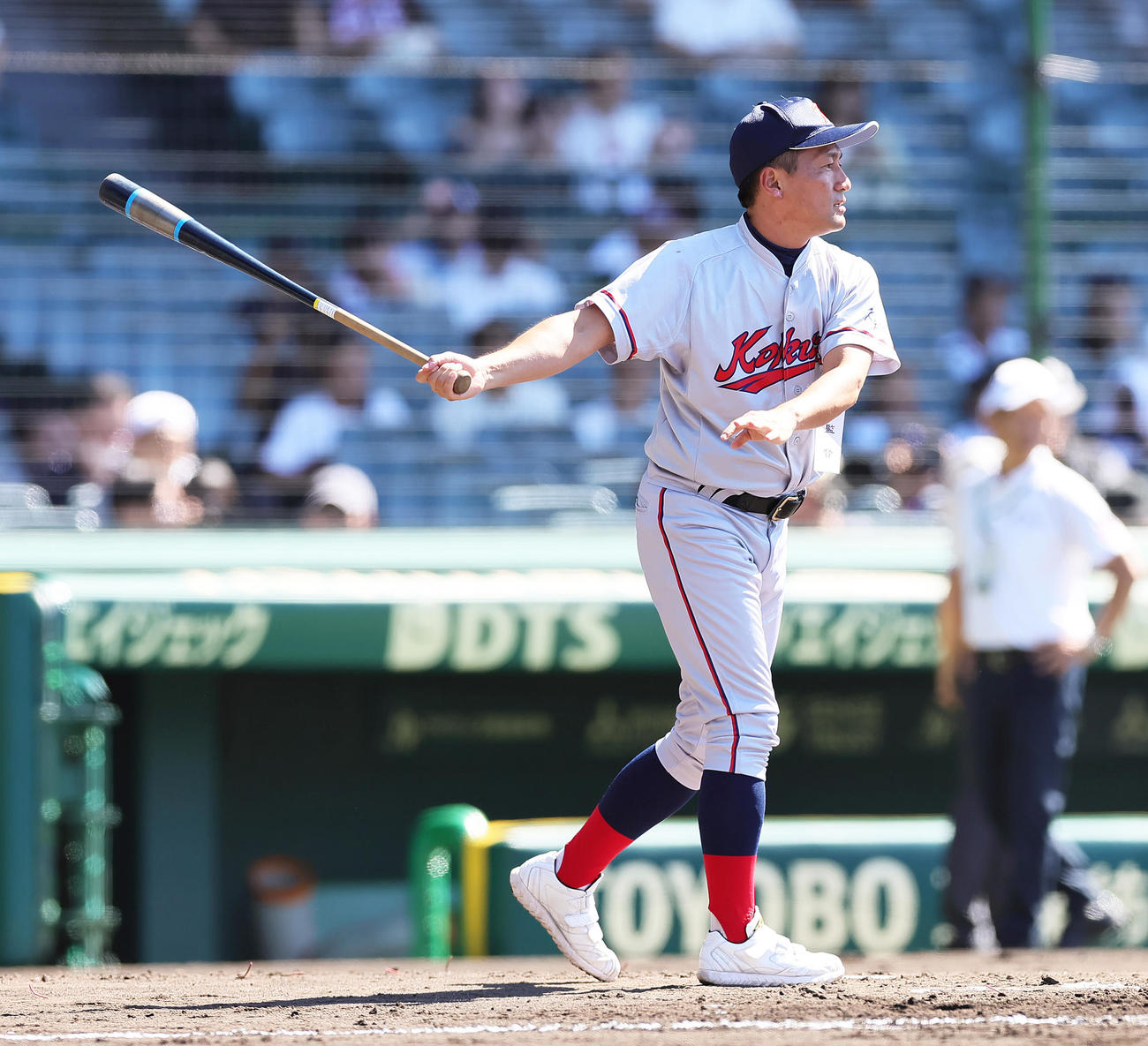 試合前、ノックを行う京都国際・小牧監督（撮影・足立雅史）