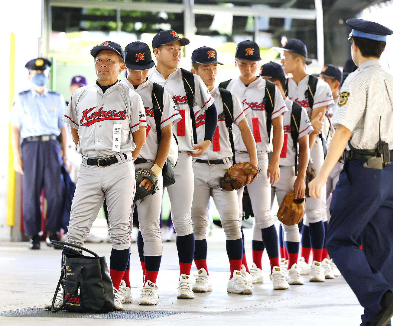甲子園球場入りする京都国際・小牧監督（左端）と選手たち（撮影・足立雅史）