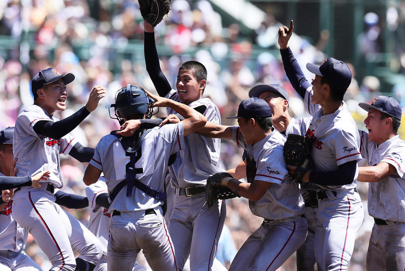 京都国際対関東第一　初優勝に歓喜する京都国際・西村（左から3人目）ら（撮影・足立雅史）