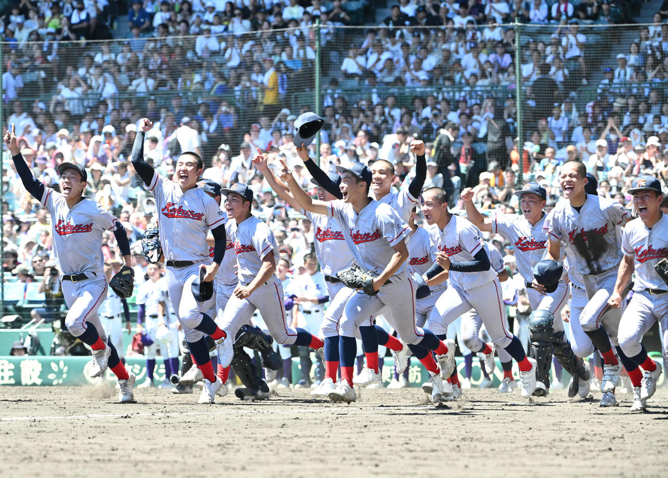 京都国際対関東第一　初優勝を果たしアルプスに駆けだす京都国際ナイン（撮影・石井愛子）