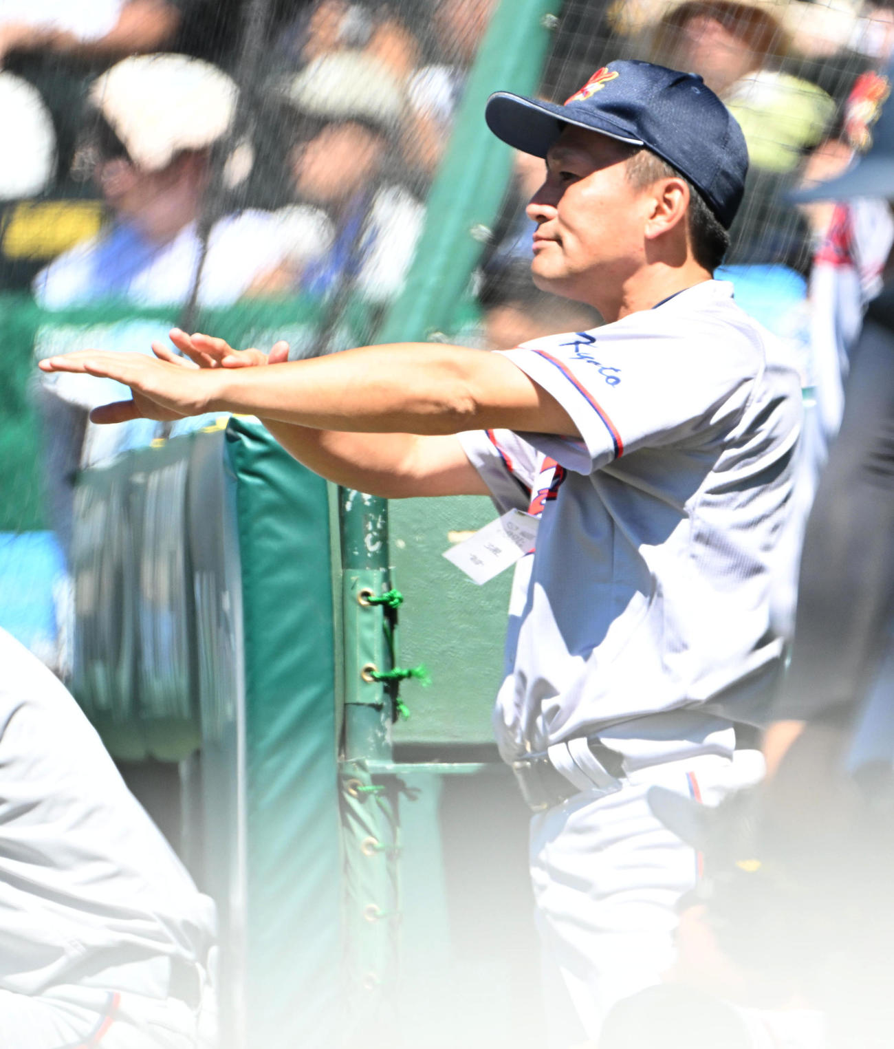 京都国際対関東第一　選手にサインを送る京都国際・小牧憲継監督（撮影・石井愛子）