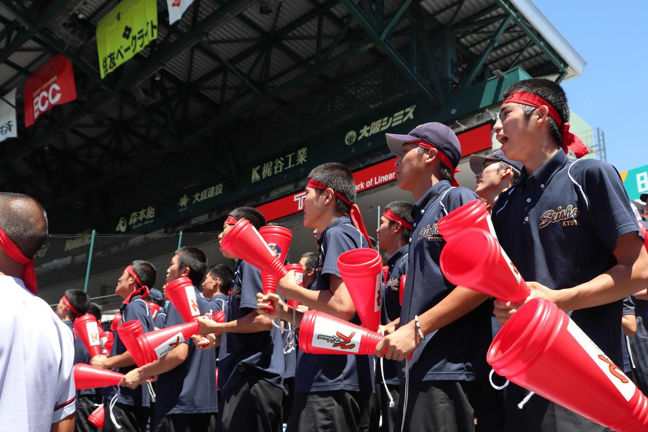 京都国際の決勝に同校と紺色のポロシャツを身にまとった京都成章ナインが声援を送った（撮影・中島麗）
