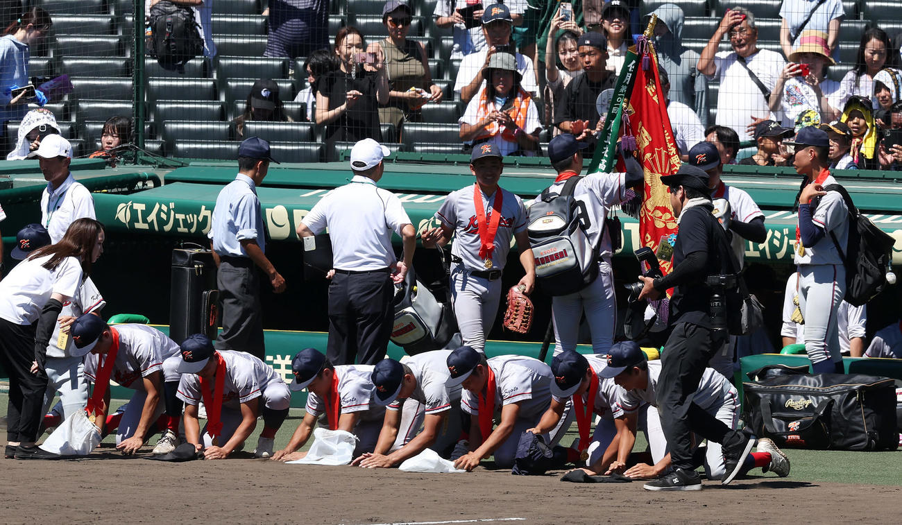 京都国際対関東第一　閉会式を終え、甲子園球場の土を集める京都国際の選手たち（撮影・前田充）
