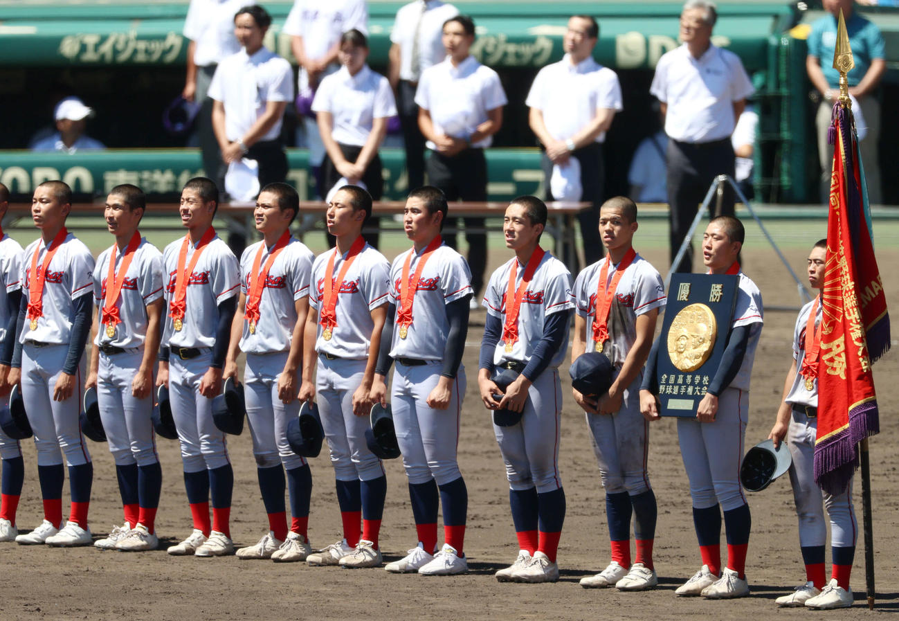 京都国際対関東第一　初優勝した京都国際ナインは表彰式で整列する（撮影・上山淳一）