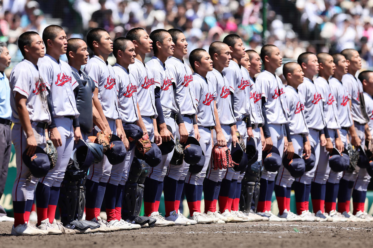 京都国際対関東第一　初優勝を決め、校歌を歌う京都国際（撮影・足立雅史）