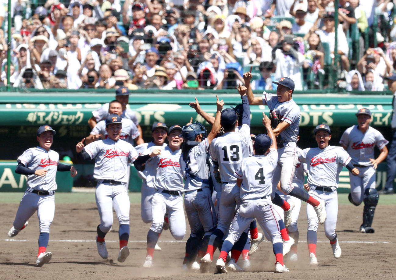 京都国際対関東第一　関東第一に勝利し初優勝を決めた京都国際ナインは歓喜の輪を作る（撮影・上山淳一）