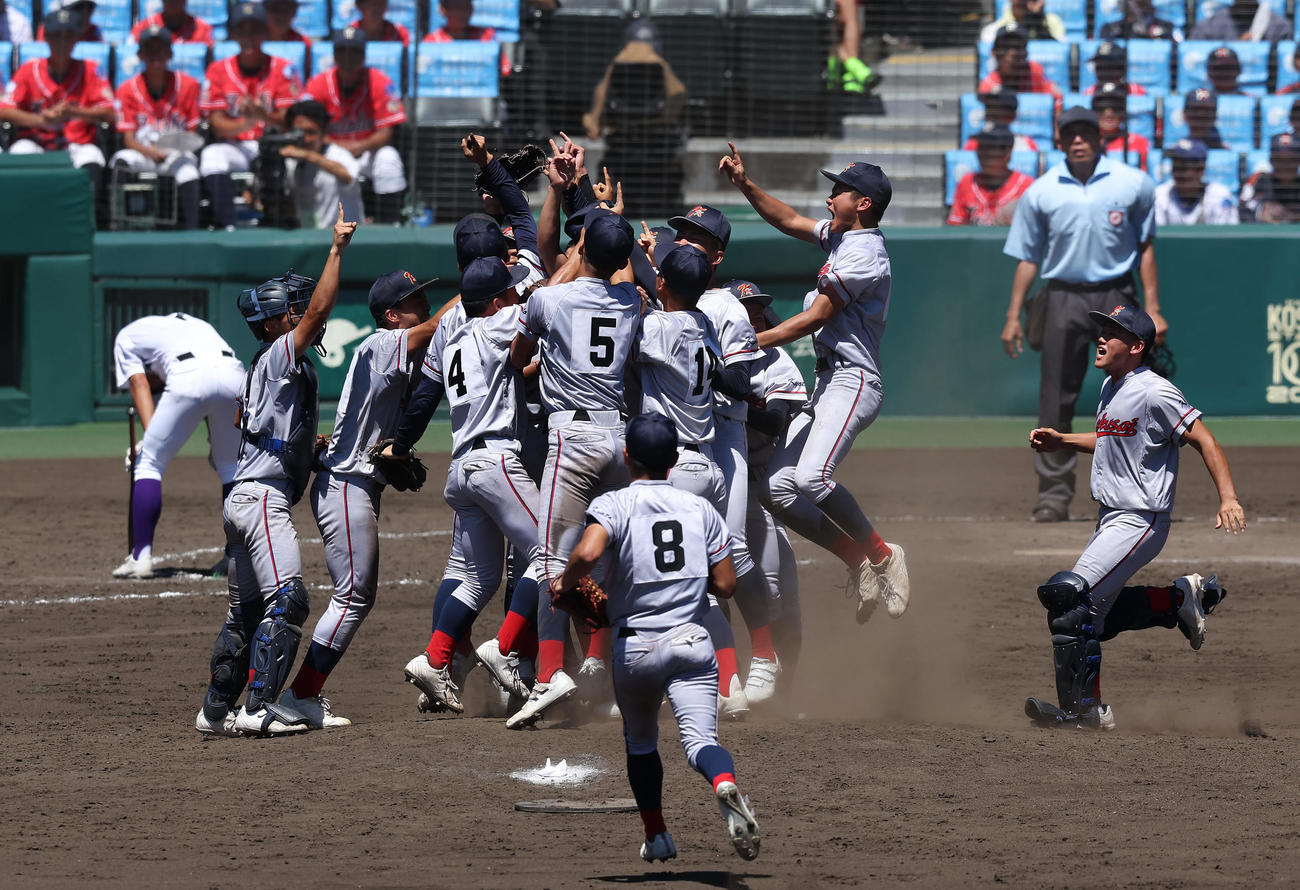 京都国際対関東第一　関東第一を破って優勝し、歓喜する京都国際の選手たち（撮影・前田充）