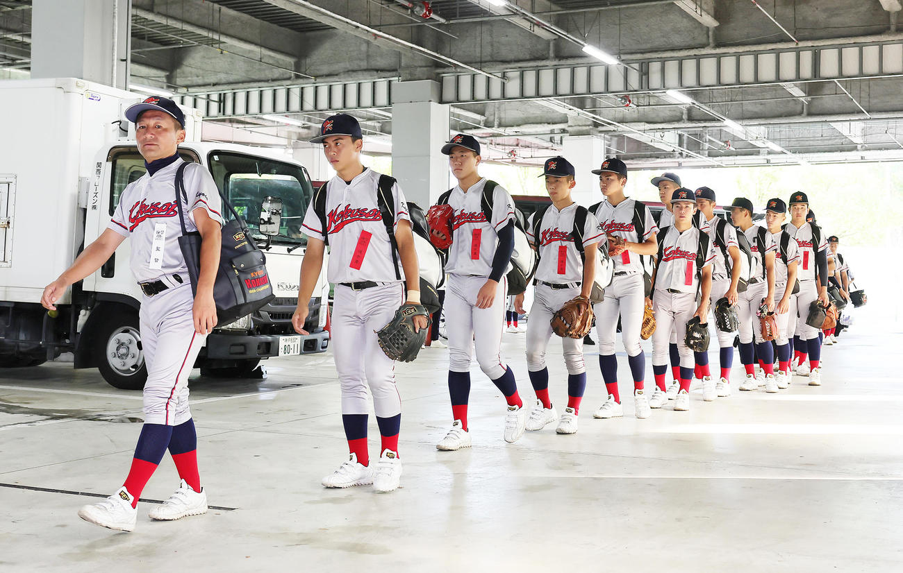 甲子園球場入りする京都国際・小牧監督（左端）と選手たち（撮影・足立雅史）