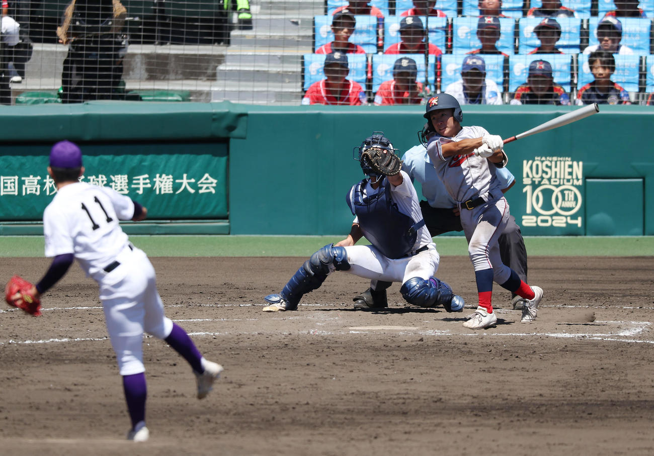 京都国際対関東第一　10回表京都国際無死満塁、右犠飛を放つ三谷。投手大後（撮影・前田充）