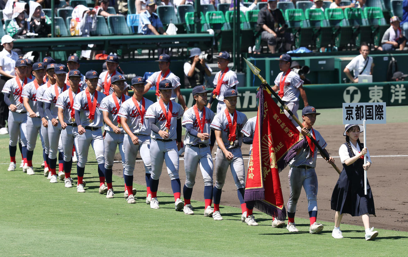 京都国際対関東第一　閉会式で行進する京都国際の選手たち（撮影・前田充）