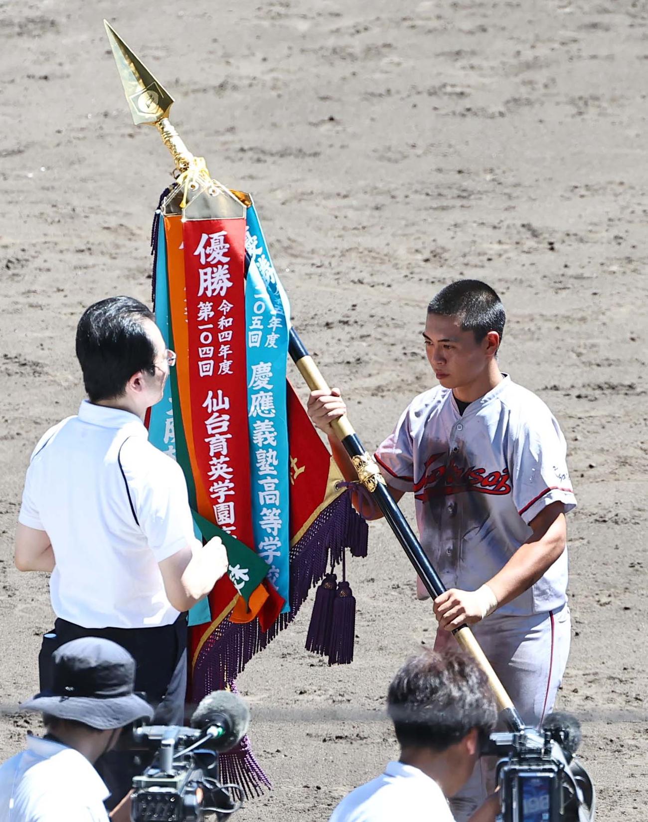 京都国際対関東第一　初優勝した京都国際・藤本主将は優勝旗を受け取る（撮影・上田博志）