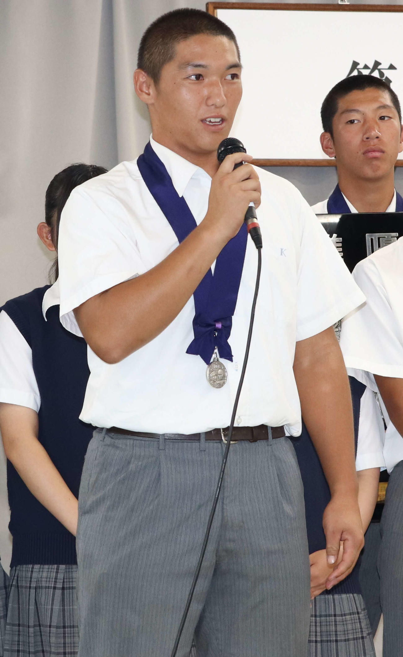 準優勝報告会で感謝を述べる関東第一・高橋（撮影・佐瀬百合子）