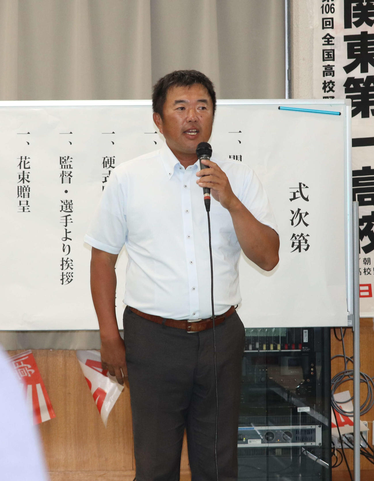 準優勝報告会で感謝を述べる関東第一・米沢監督（撮影・佐瀬百合子）