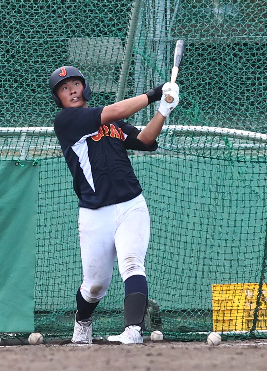 フリー打撃で快音を響かせる智弁和歌山の花田（撮影・上田博志）