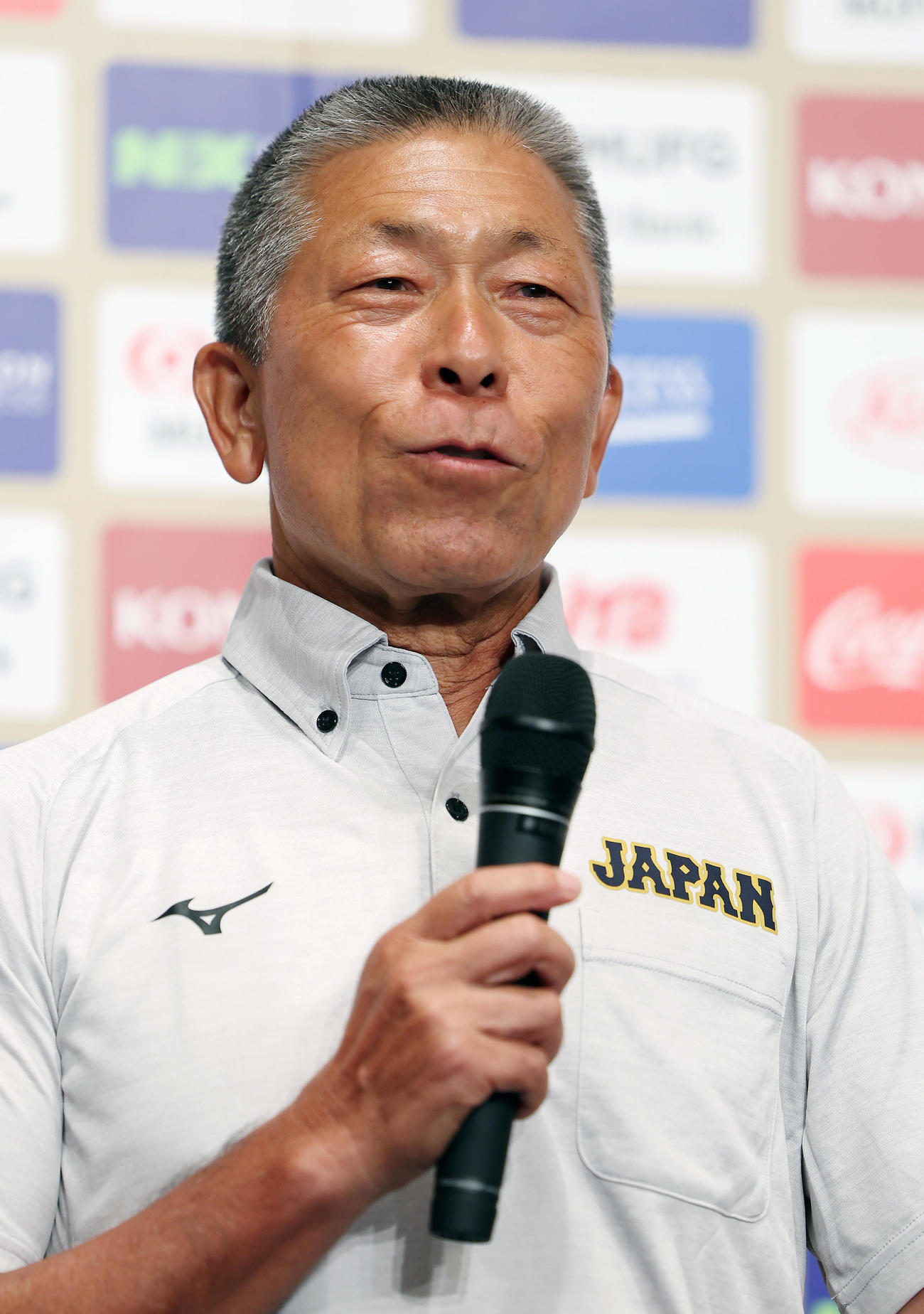 会見に臨むU18日本代表の小倉監督（撮影・前田充）