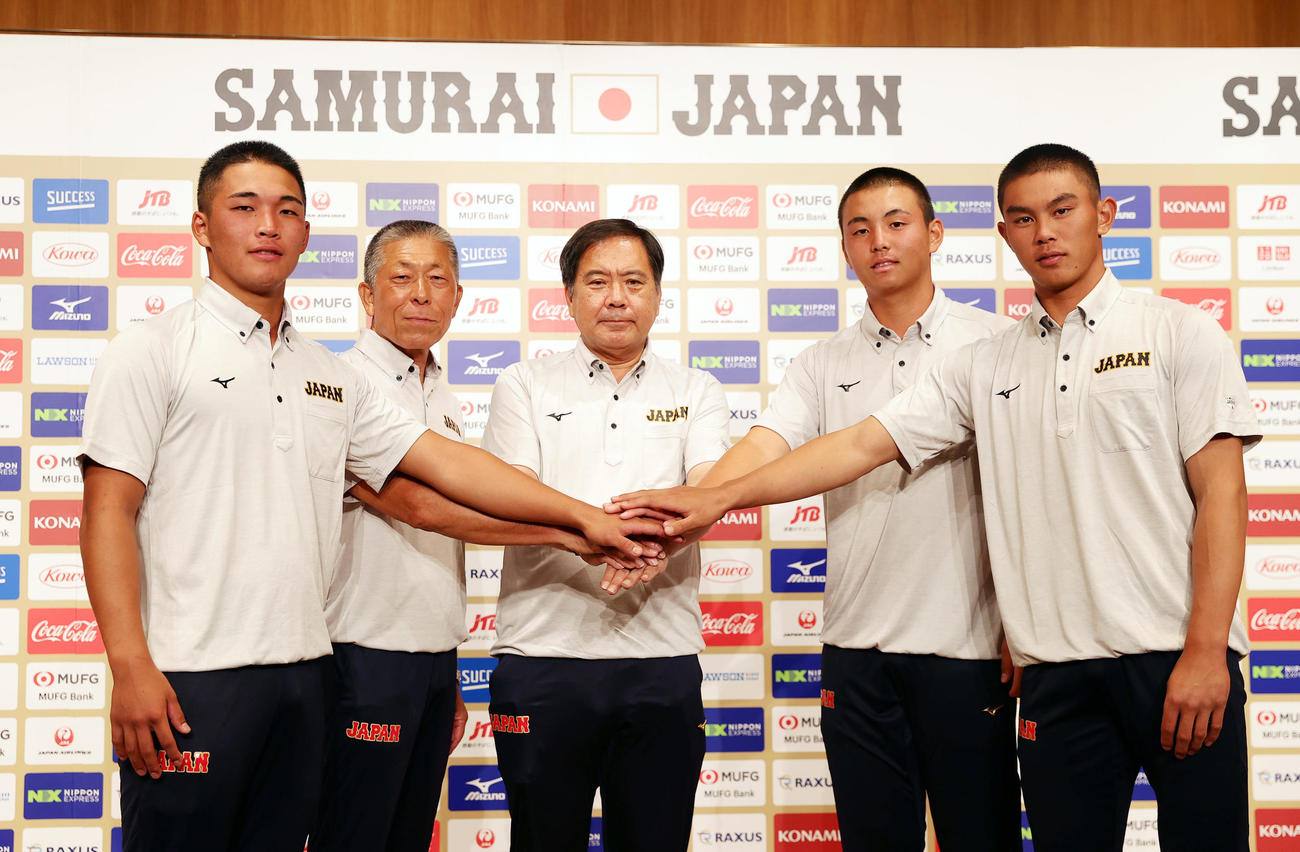 会見に臨んだ、左からU18日本代表の箱山、小倉監督、高野連の宝会長、間木、宇野（撮影・前田充）