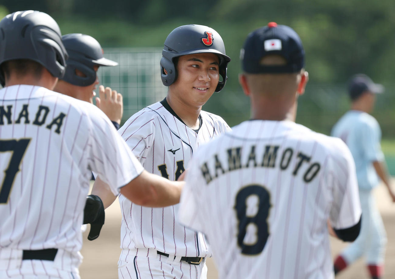 近大との練習試合でサヨナラ打を放ち、ナインに迎えられる徳丸（中央）（撮影・前田充）