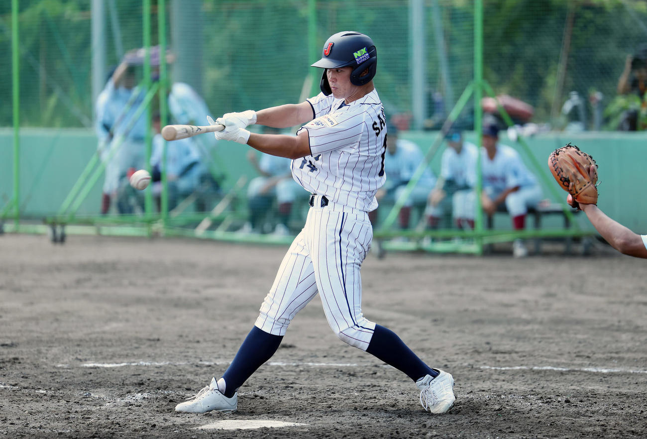 近大との練習試合で二塁内野安打を放つ桜井（撮影・前田充）