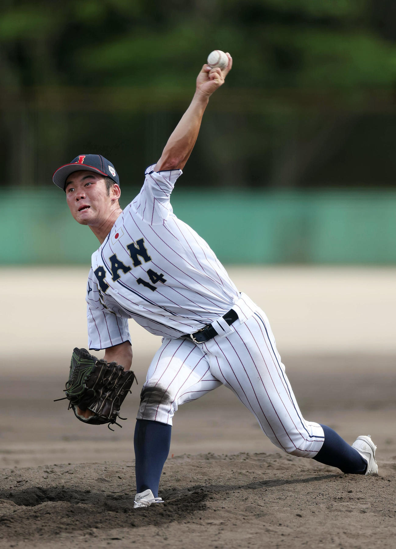 近大との練習試合に3番手で登板する桜井（撮影・前田充）