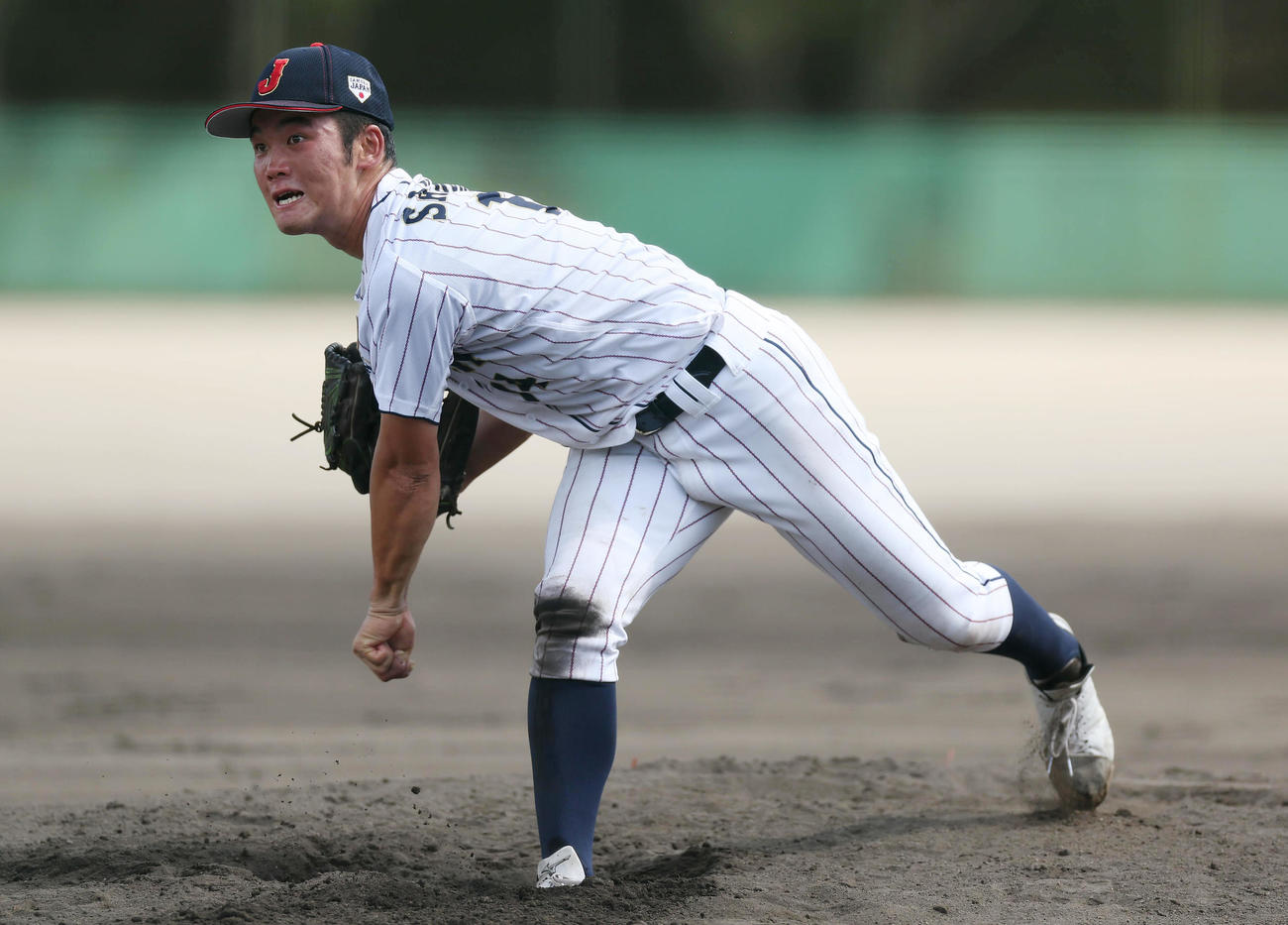 近大との練習試合に3番手で登板する桜井（撮影・前田充）