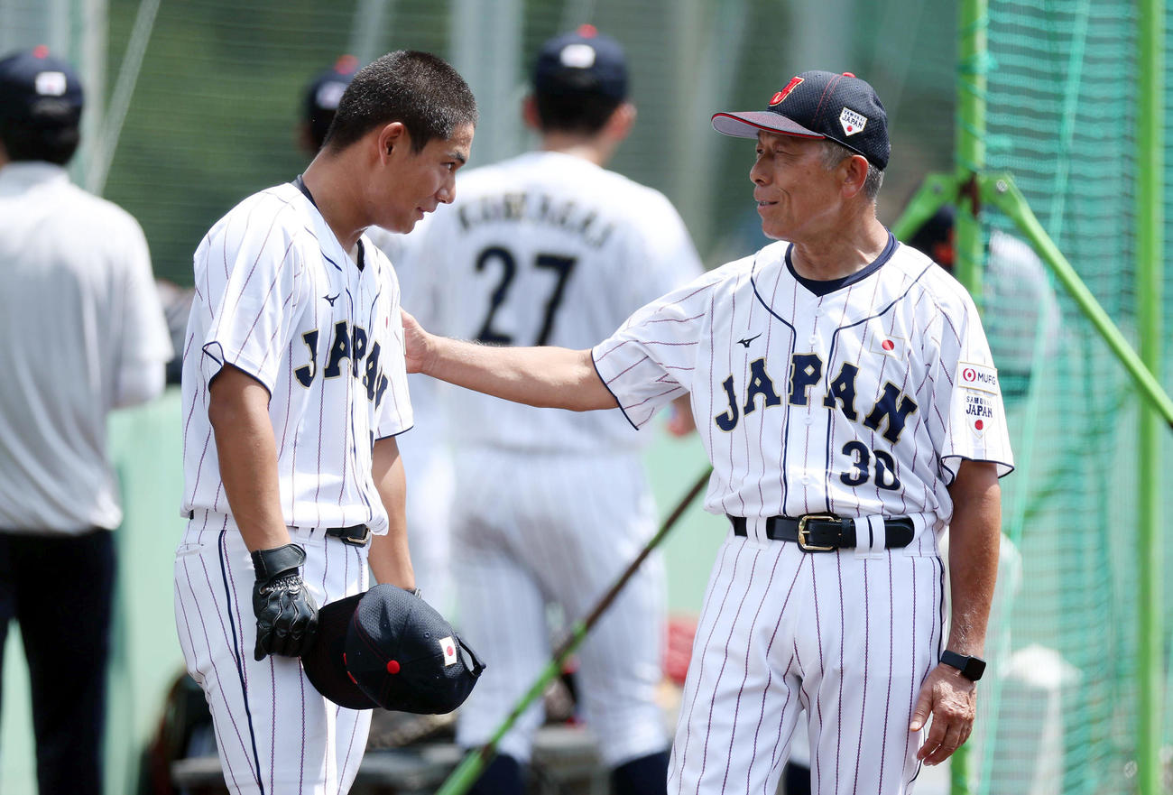 試合前、徳丸（左）と言葉を交わす小倉監督（撮影・前田充）