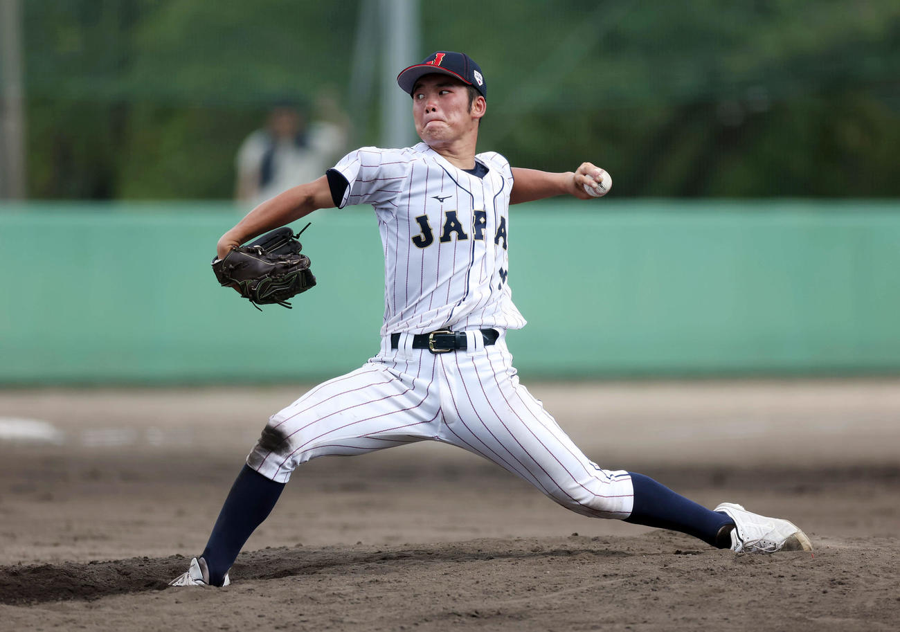 近大との練習試合に3番手で登板する桜井（撮影・前田充）