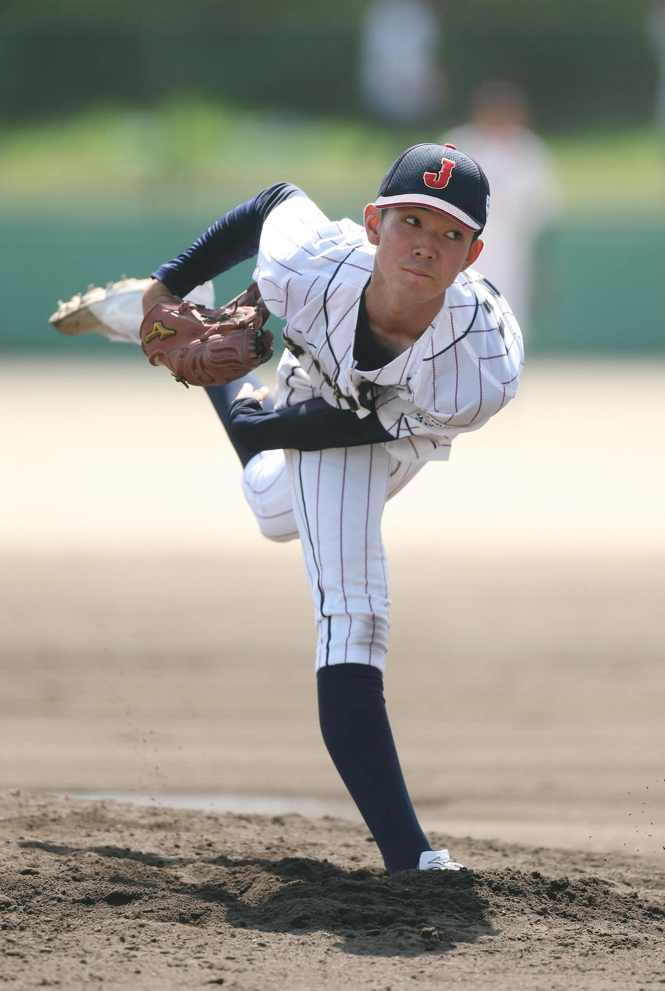 近大との練習試合に2番手で登板する田崎（撮影・前田充）