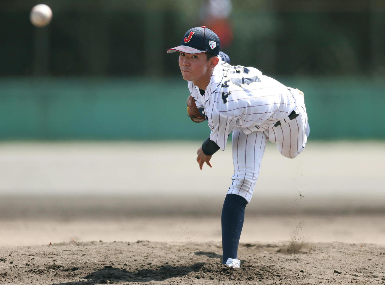 近大との練習試合に2番手で登板する田崎（撮影・前田充）