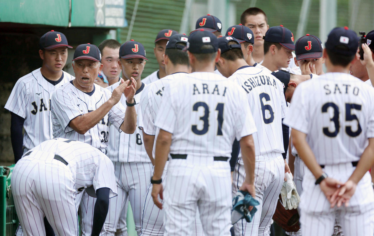 試合前、ナインに声を掛ける小倉監督（左から2人目）（撮影・前田充）