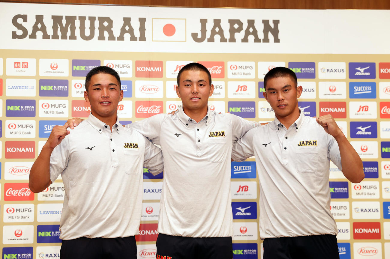 会見に臨んだ、左からU18日本代表の箱山、間木、宇野（撮影・前田充）