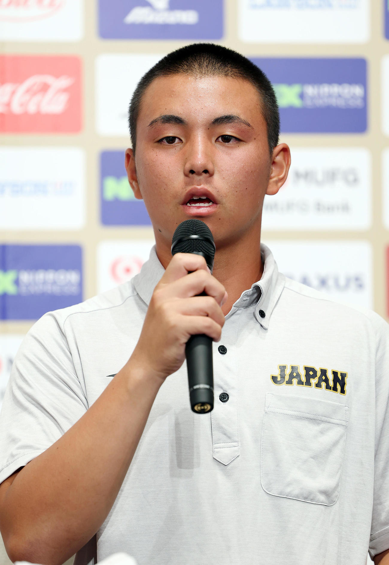 会見に臨むU18日本代表の間木（撮影・前田充）