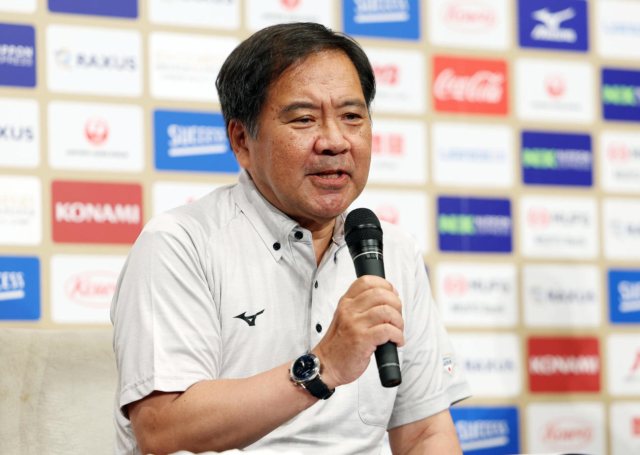 会見に臨む高野連の宝会長（撮影・前田充）