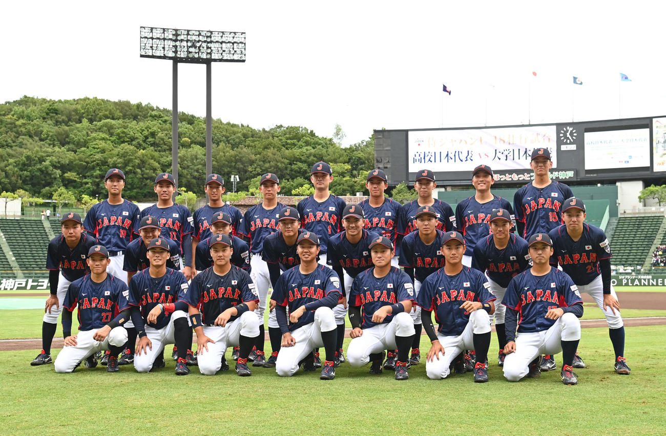 侍ジャパンU18壮行試合　大学日本代表対高校日本代表　試合前に集合写真を撮る（一列左から）大学日本代表・神里陸、飯山志夢、吉納翼、印出太一、渡部聖弥、西川史礁、藤井優矢、（二列目左から）山縣秀、繁永晟、外丸東眞、中村優斗、篠木健太郎、渡辺一生、勝田成、野口練（三列目左から）市川祐、高木快大、松下歩叶、小島大河、小島大河、立石正広、伊藤樹、、柳舘憲吾、高須大雅（撮影・石井愛子）