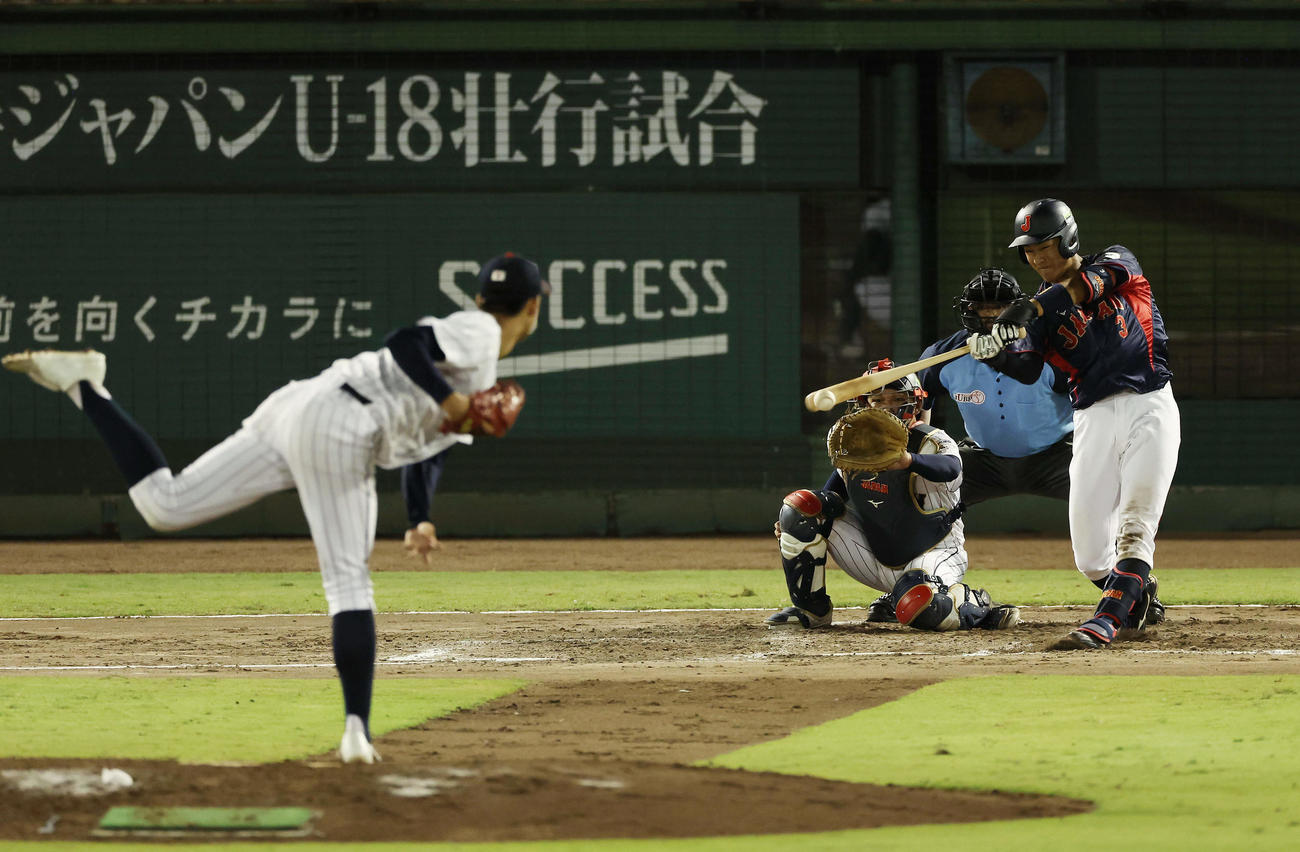 大学日本代表対高校日本代表　7回表大学日本代表無死一塁、左翼線へ二塁打を放つ西川。投手藤田（撮影・前田充）