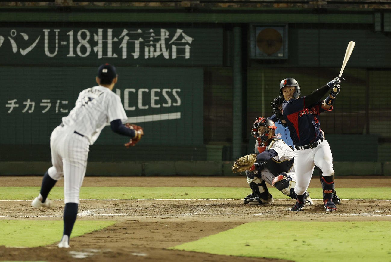 大学日本代表対高校日本代表　7回表大学日本代表無死二、三塁、右適時二塁打を放つ渡部。投手藤田（撮影・前田充）