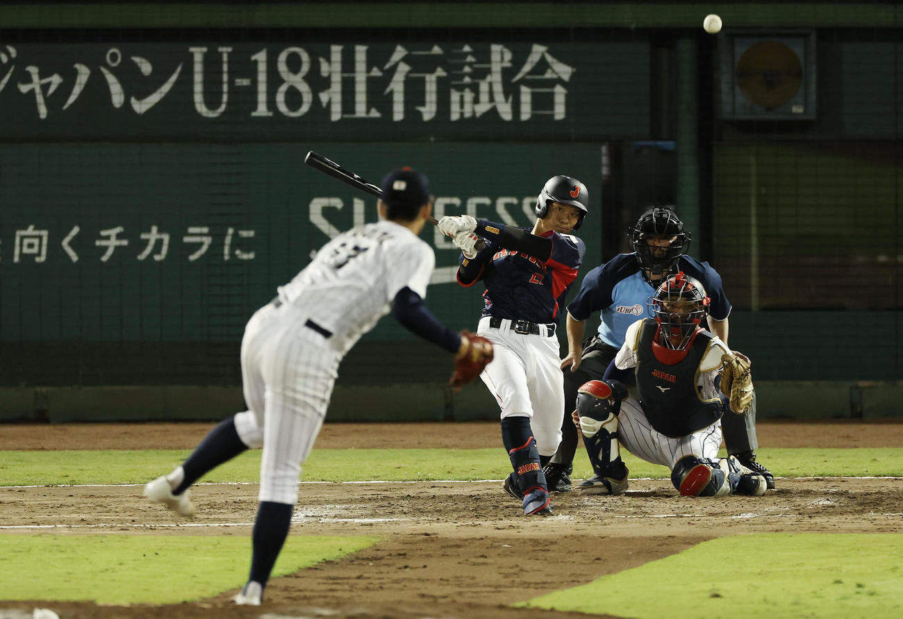 大学日本代表対高校日本代表　7回表大学日本代表無死二、三塁、中前適時打を放つ神里。投手藤田（撮影・前田充）