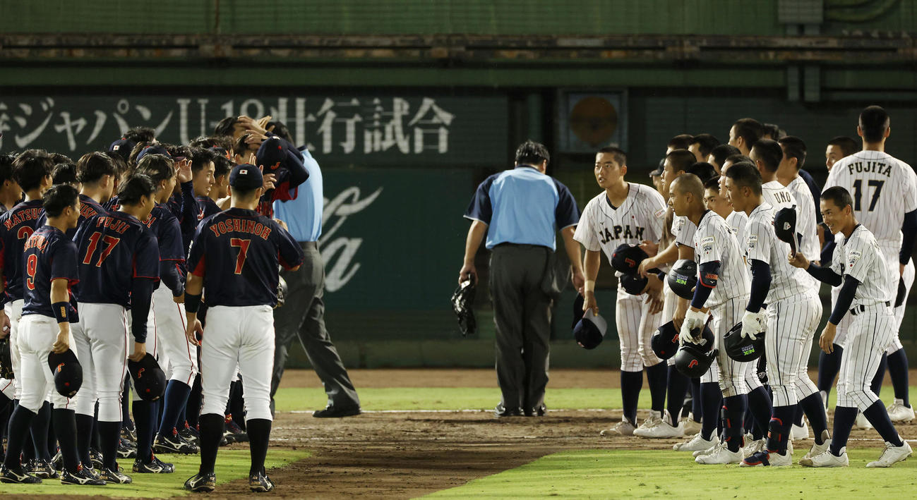 大学日本代表対高校日本代表　試合後、あいさつを交わす両チームの選手たち（撮影・前田充）