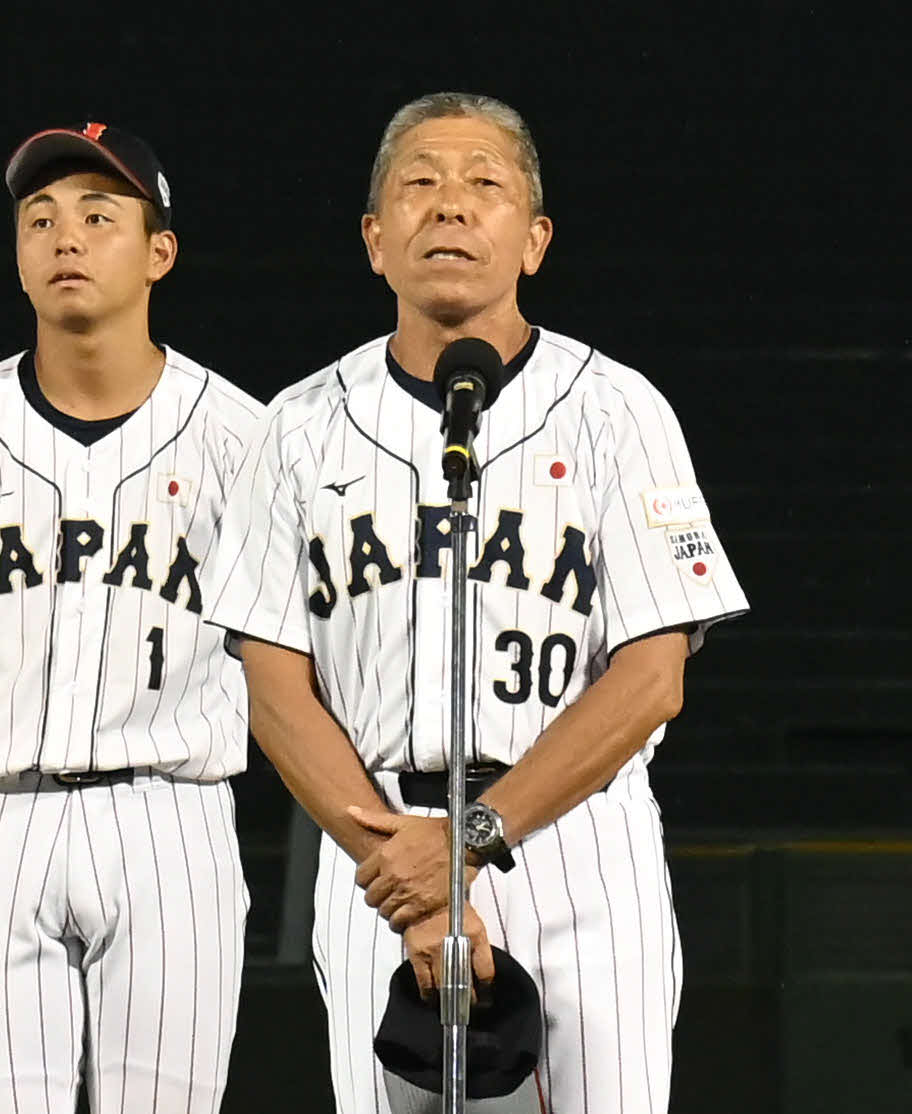 大学日本代表対高校日本代表　壮行セレモニーであいさつをする高校日本代表・小倉全由監督（撮影・石井愛子）