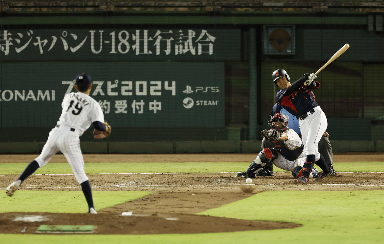 大学日本代表対高校日本代表　5回表大学日本代表1死二、三塁、勝ち越しの中前2点適時打を放つ西川。投手田崎（撮影・前田充）