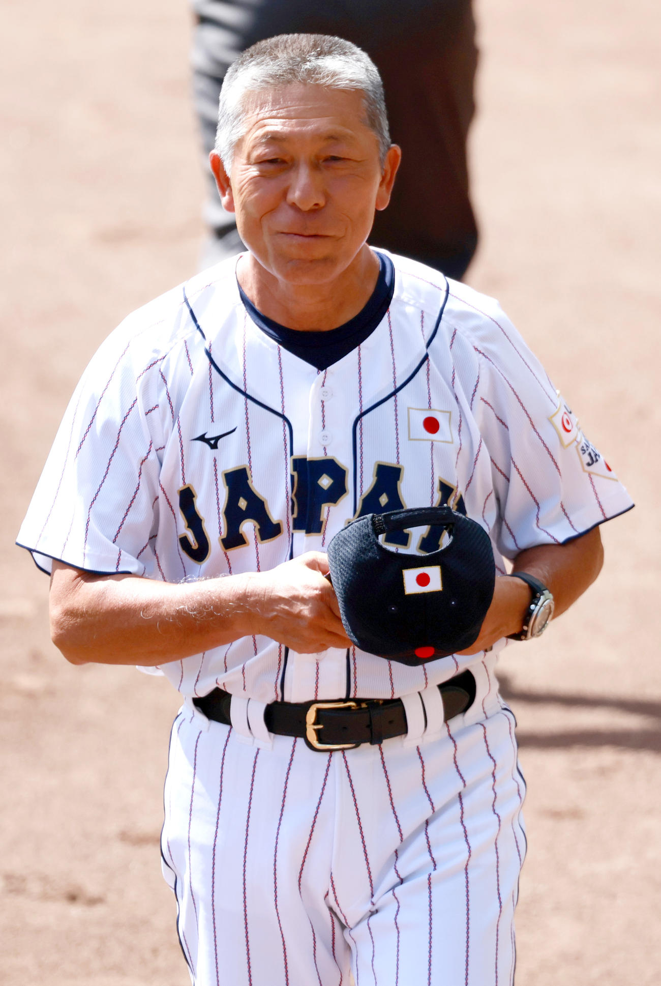 練習試合・U18日本代表対関西学生野球連盟選抜　5回を終え笑顔を見せるU18日本代表・小倉監督（撮影・上山淳一）