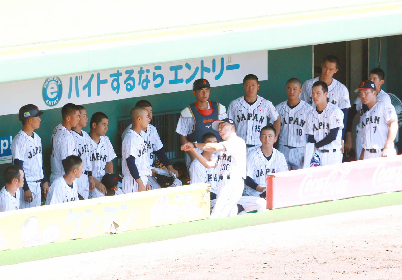 練習試合・U18日本代表対関西学生野球連盟選抜　試合前、U18日本代表・小倉全由監督の話を聞くU18日本代表の選手ら（撮影・上山淳一）