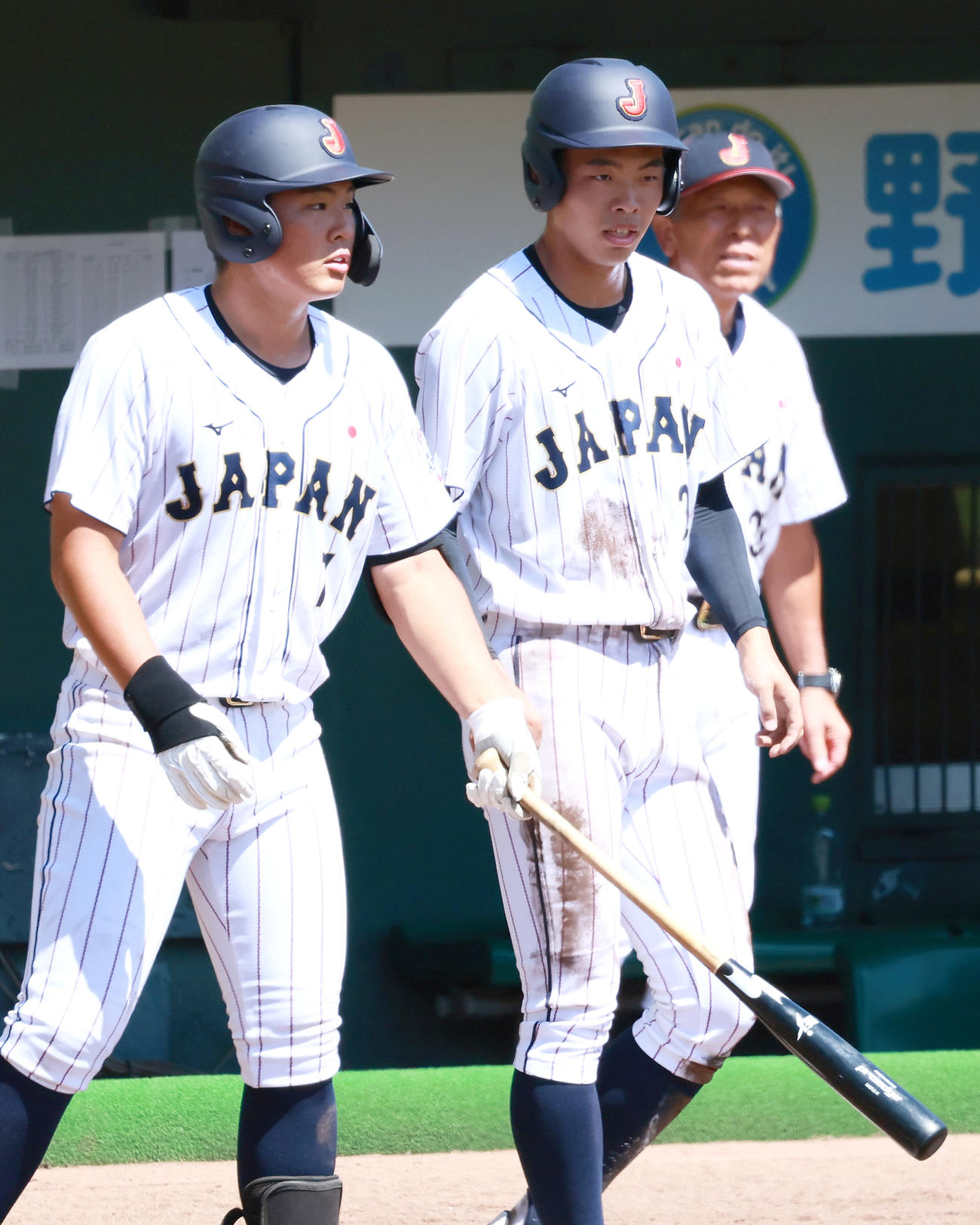 練習試合・U18日本代表対関西学生野球連盟選抜　初回の打席を終えた境（中央）はネクストバッターズボックスの花田に話す。右はU18日本代表・小倉監督（撮影・上山淳一）